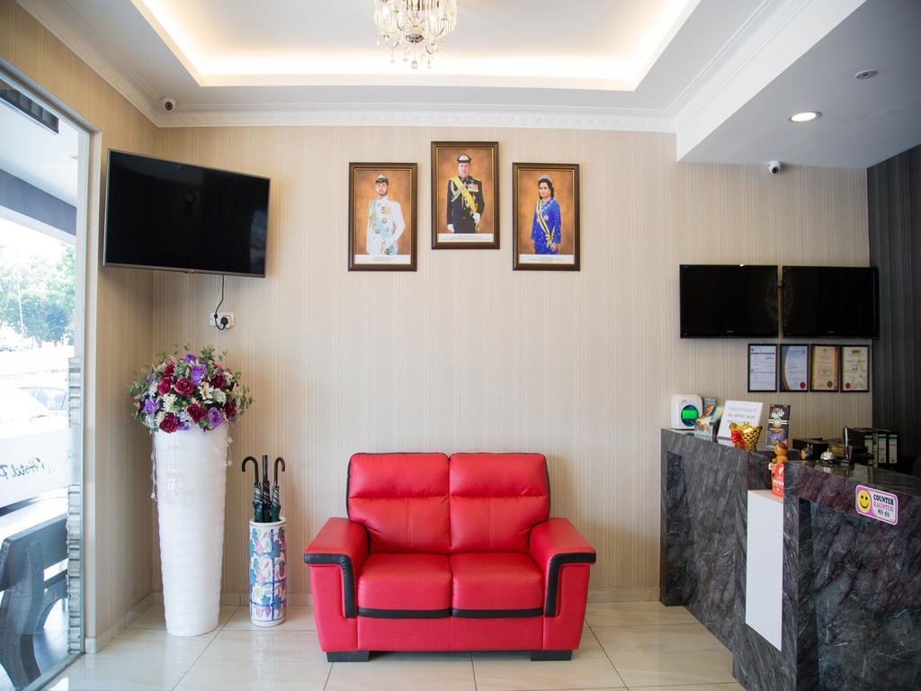 Oyo 250 Palazzo Kulai Hotel