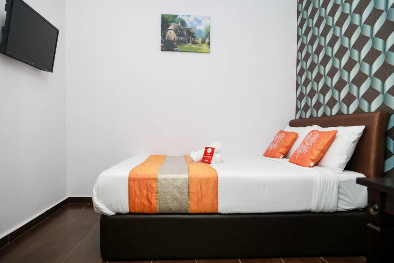 Oyo 250 Palazzo Kulai Hotel