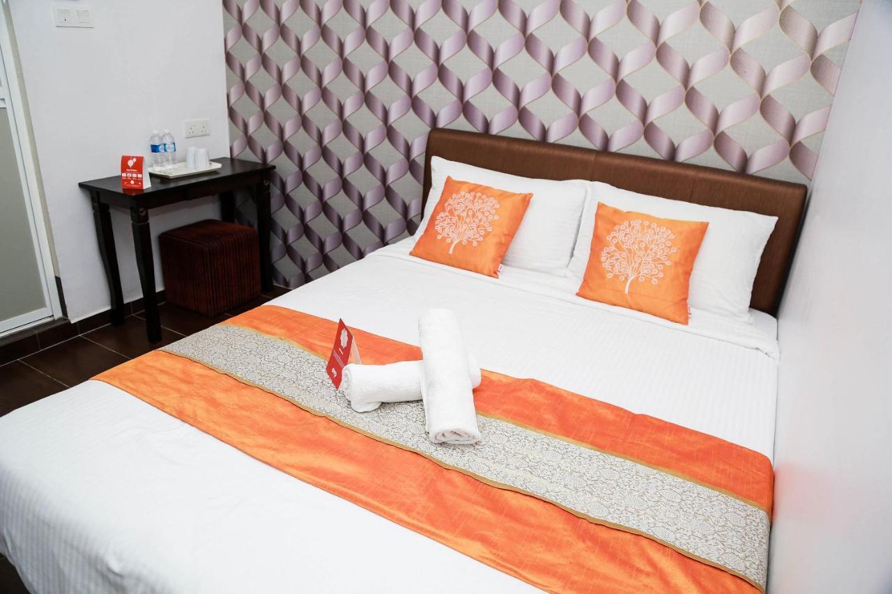 Oyo 250 Palazzo Kulai Hotel